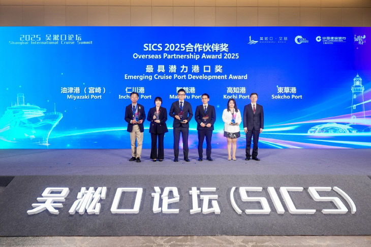 기념촬영을 하고 있다