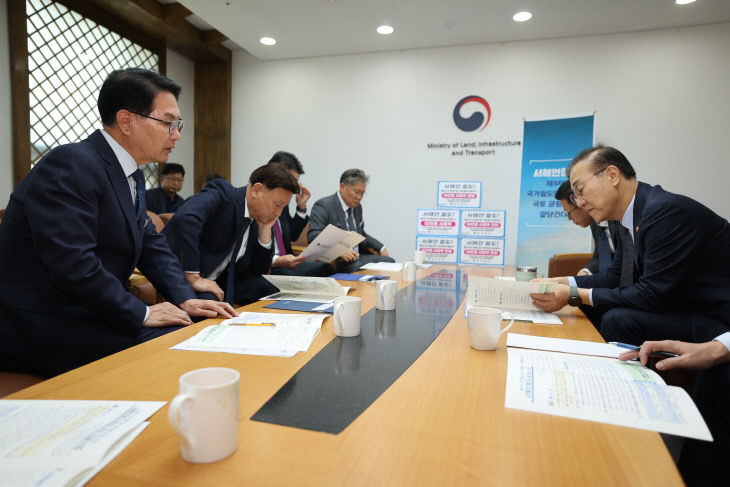 서해안철도 국가계획 반영 등을 건의하고 있다