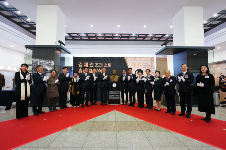 [사진8] 고 김재관 초대 소장 흉상 제막식 단체 사진 (2)