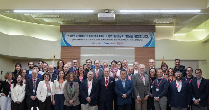 [251107 보도사진] 방문단 단체사진