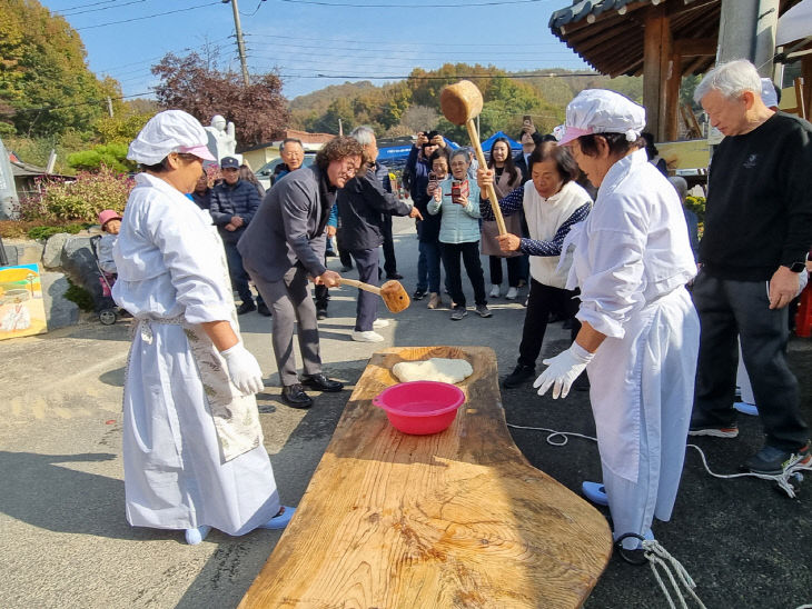 목천2리 인절미 떡메치기 사진 (1)