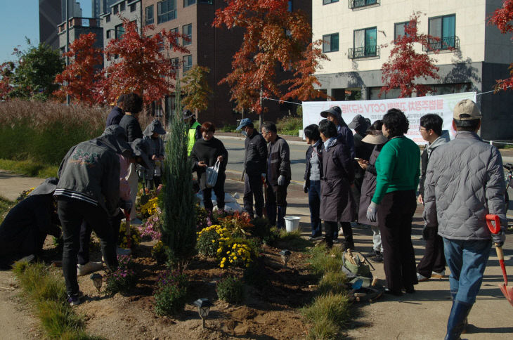 청주시 오송물결정원, 주민 손길 더해 가을정원으로 변신.