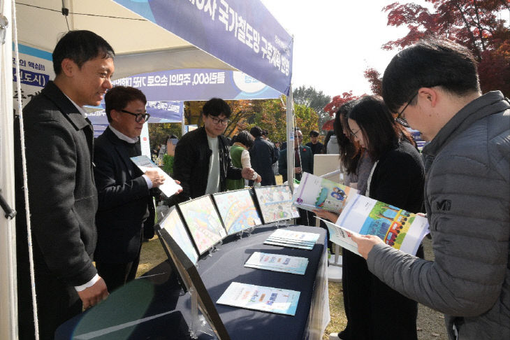 2_음성군, 중부내륙철도 지선 반영 기원 홍보부스 운영(2)