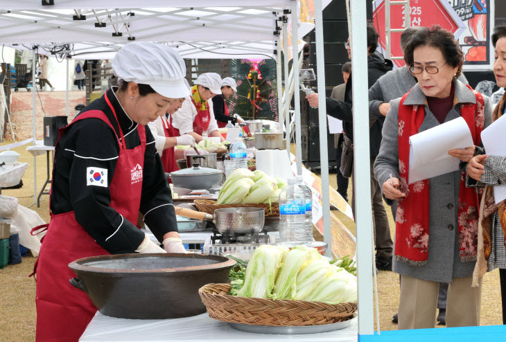 본선 참가자들이 각자의 레시피로 김장을 )