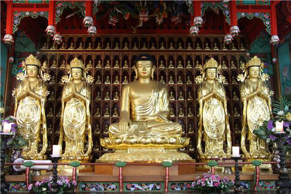 대원사 대웅전 석가모니불(1998, 좌우 네 보살이 협시함)