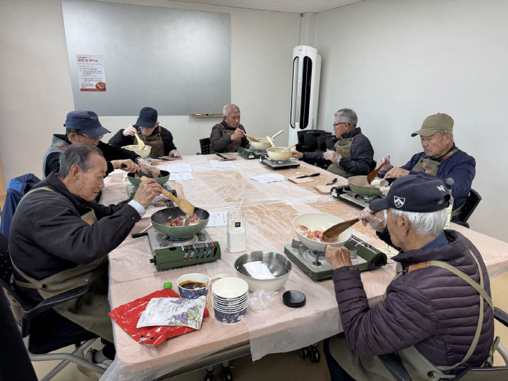 찾아가는 ‘쿡(cook)할배 요리교실’ 성료