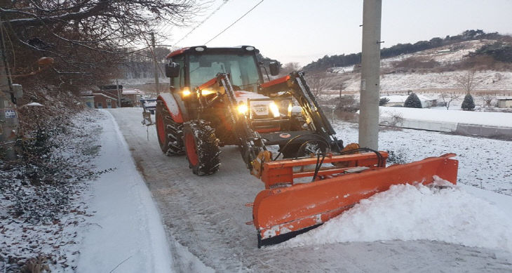 2. 서산시 제설단이 마을안길을 보수하는 모습