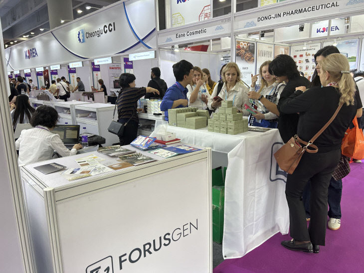 중국 광저우 수·출입상품 교역회에서 해외 바이어들이 충주 ㈜