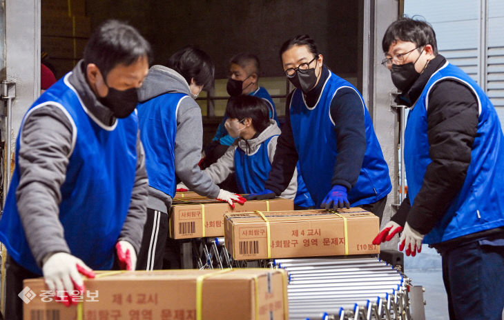 20251110-수능 문답지 배부2