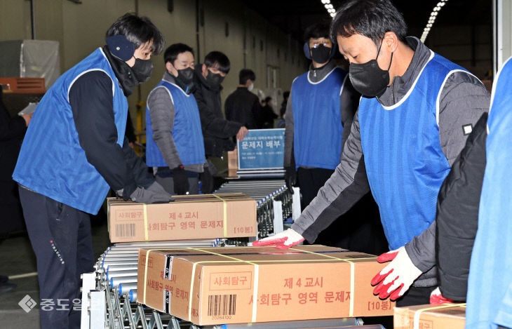 20251110-수능 문답지 배부5