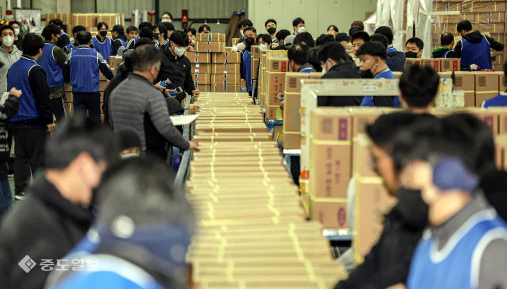 20251110-수능 문답지 배부1