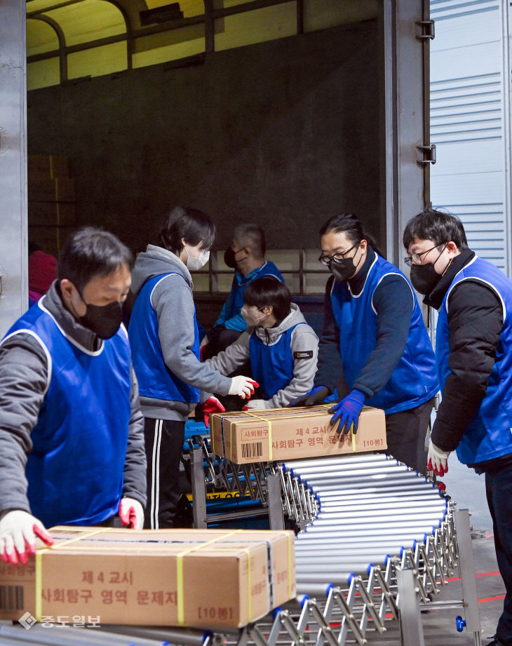 20251110-수능 문답지 배부3