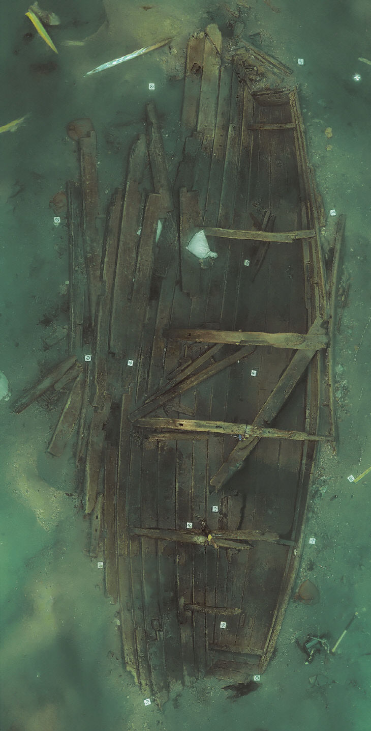 사진2. 마도4호선 인양 전 상태(잔존규모 길이 12m, 폭 5m)