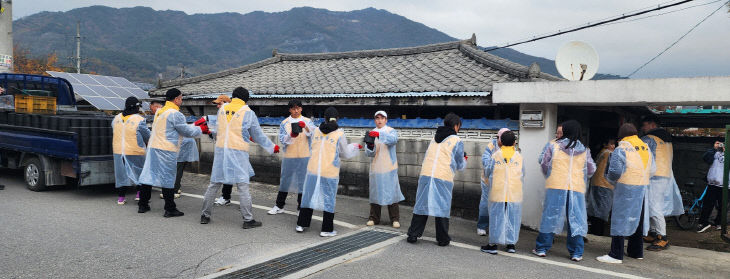 제천시 고려인 동포 봉사동아리 연탄 봉사 사진