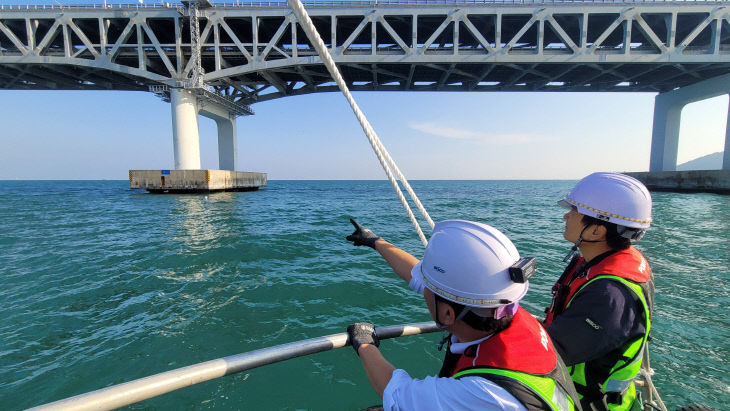 ▲ 사진설명= 교량처 직원들이 점있다.