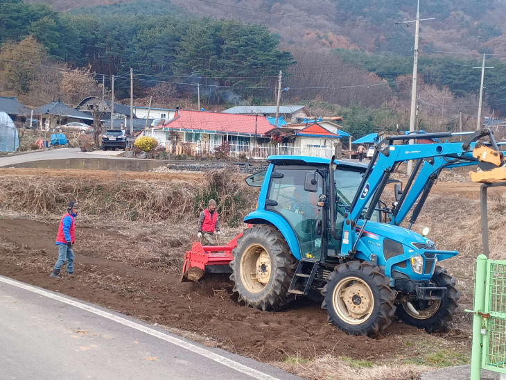 파쇄지원단이 영농부산물을 처리하고 있다