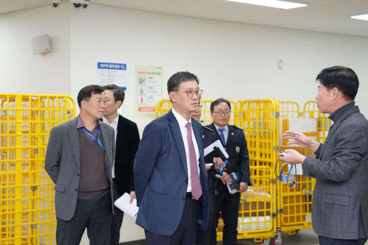 고석진 세관장이 특송화물 통관 시스템을 점검하고 있다 (1)