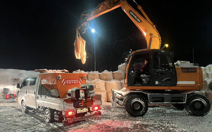2. 서산시가 겨울철 도로 제설을 추진하는 모습1