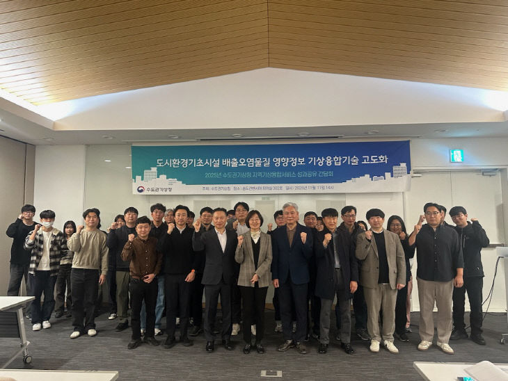 보도1.기들이 기념촬영을 하고 있다.