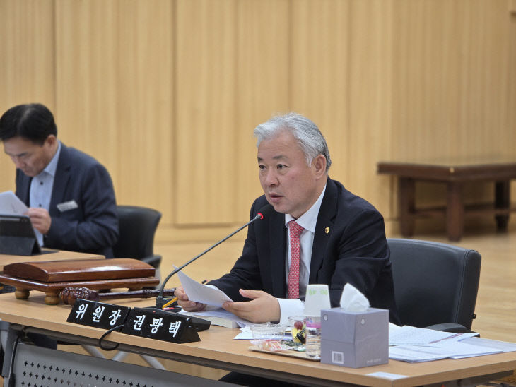 4.권광택 위원장님 사진