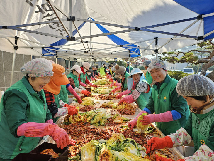 6.고덕면새마을협의회 사랑의 김장 나눔 행사 모습 (3)