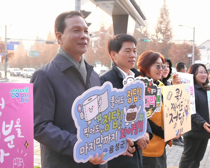 조병옥(사진 왼쪽) 음성군수가 동성고등학교 앞에서 수험생들에
