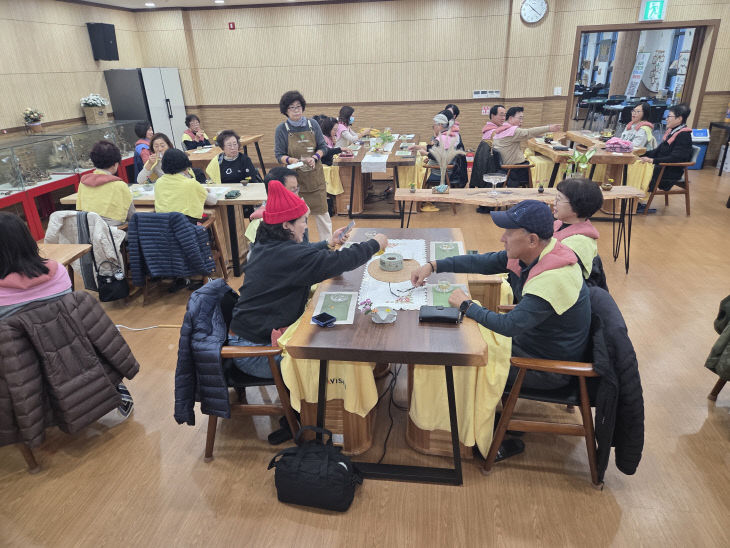 괴산군, 노인맞춤돌봄 종사자 대상 힐링 프로그램 운영 (3)