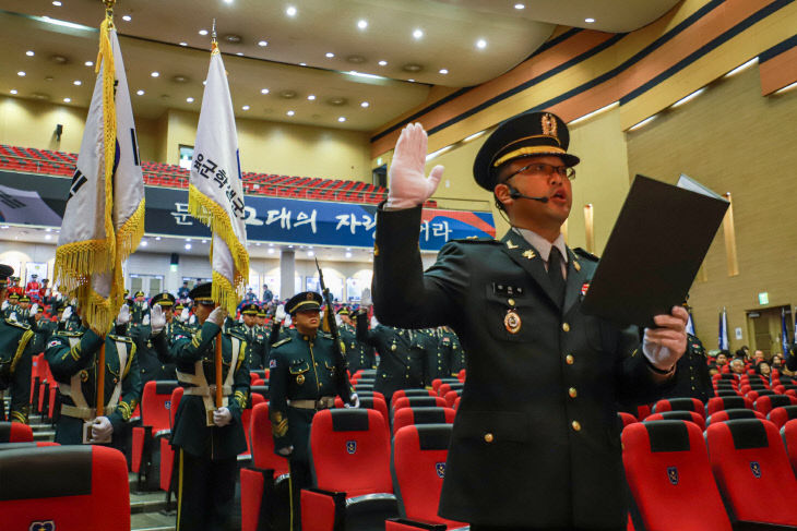 3. 임관 대표가 임관선서를 하고 있다