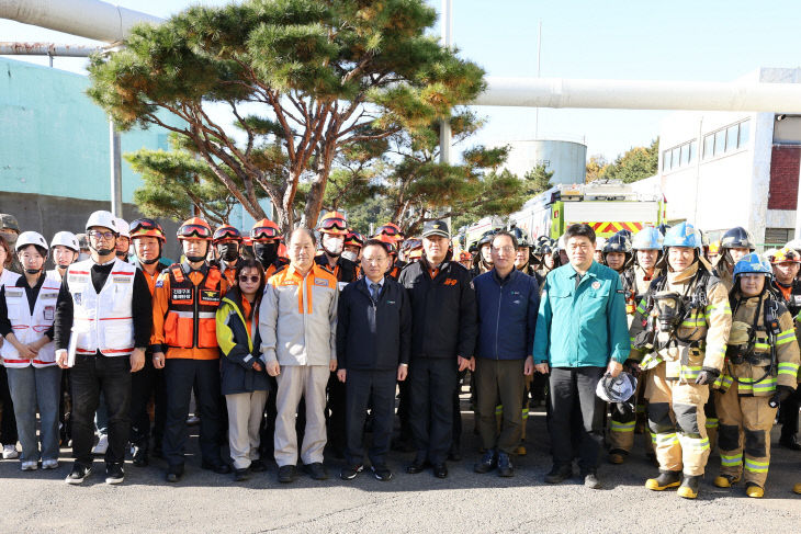 과 기념촬영을 진행하고 있다)