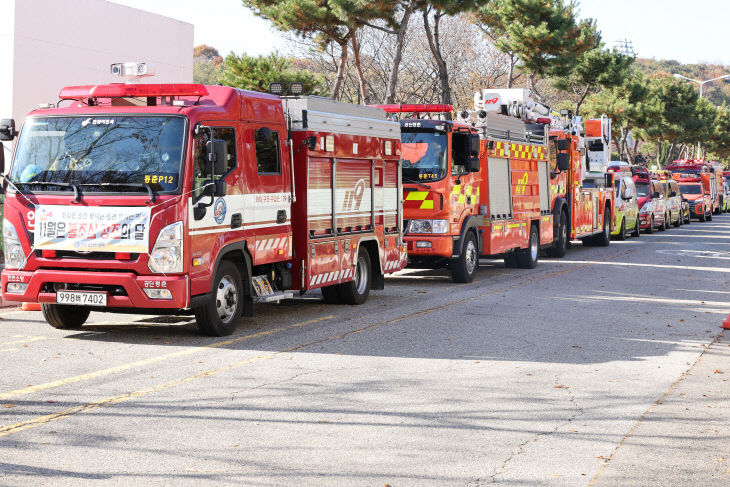 여 장비를 준비하고 있다)