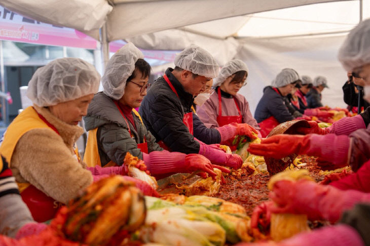 증평군자원봉사센터 김장 나눔 행사 사진1