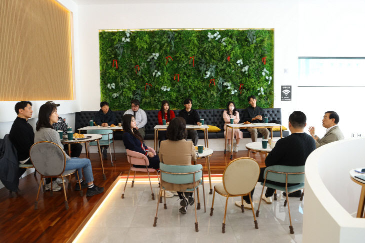 조길형(사진 오른쪽) 충주시장이 봉방동 청년들과 주요 현안에