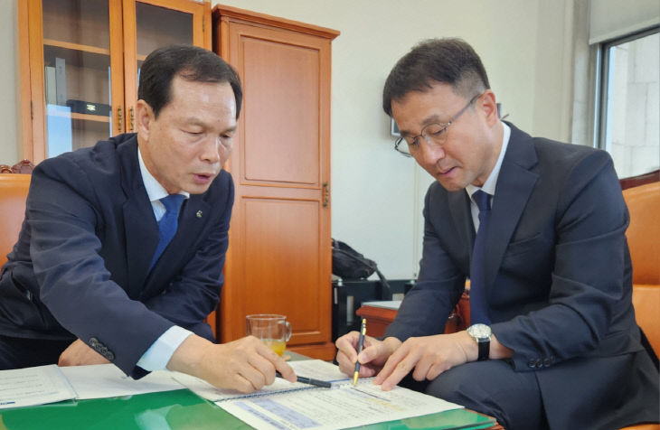 14일 국회를 방문한 조병옥(사진 왼쪽) 음성군수가 한병도 예결