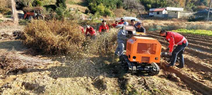 3.영농부산물 파쇄 모습 (2)