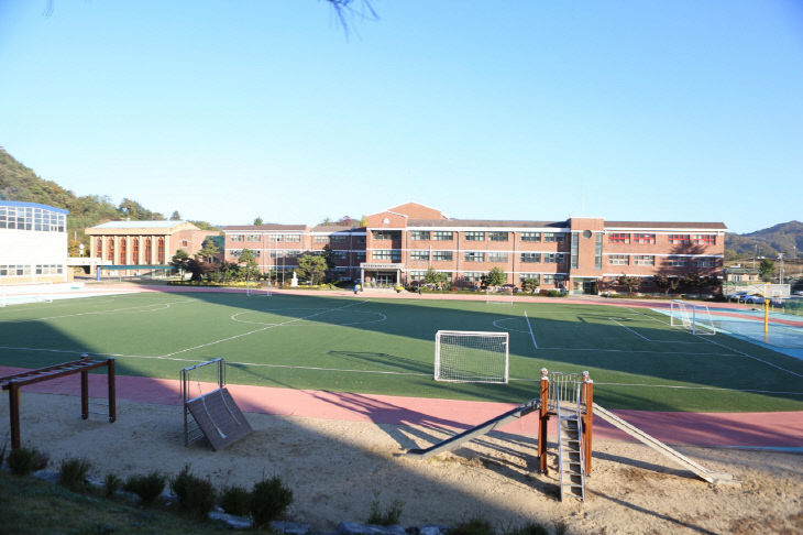 괴산 명덕초 전경