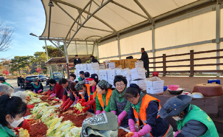 진산면여성의용소방대 김장나눔(금산소방서 사진제공)