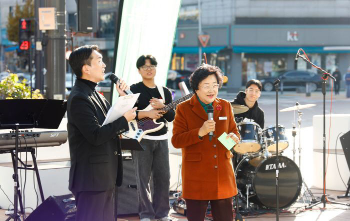 1. 이천시 분수대오거리서 수험생 응원 버스킹 열려2