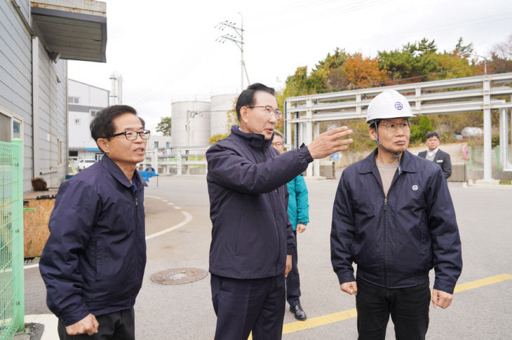 1. ①17일 이완섭 서산시장이 선도화학㈜을 방문했다.2