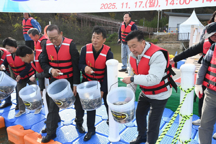4.토종어류 방류 작업 모습 (2)