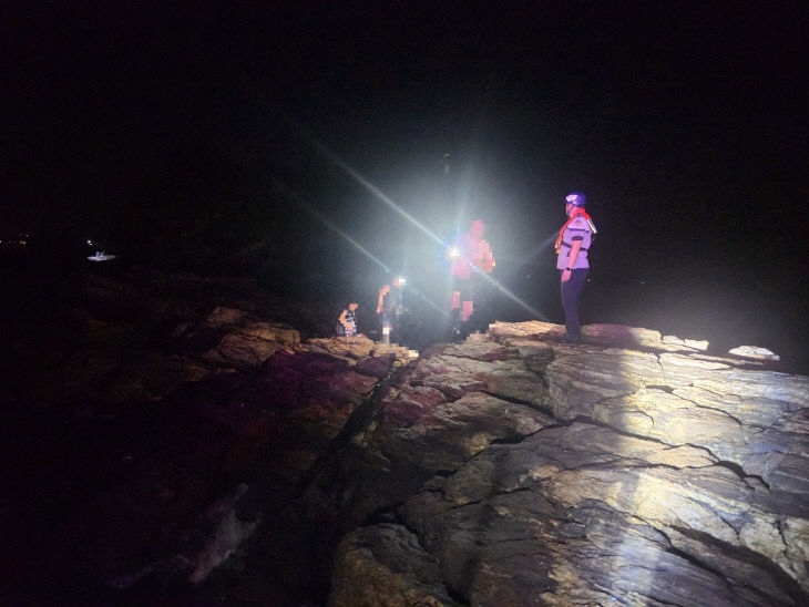 민어도 갯바위 고립자 3명 구조하는 모습(2)