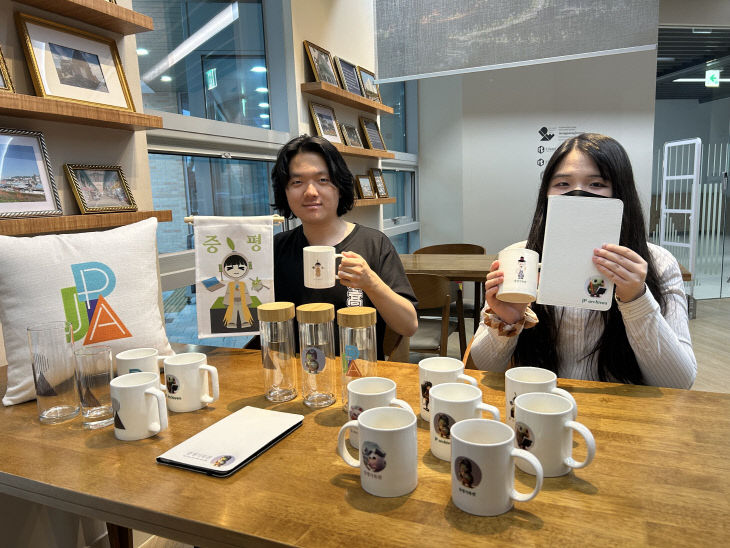 직접 제작한 굿즈를 들어보이고 있다.