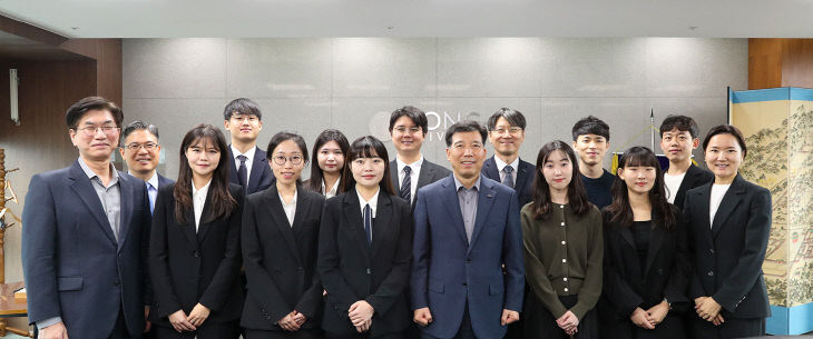 동아대 로스쿨 출신 있다.