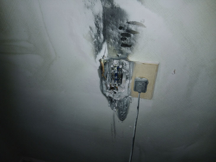 화재 발생 지점(벽부 콘센트) 사진(보도용)