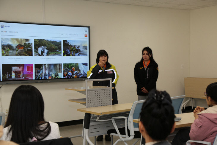 18일 다문화가정 주민을 대상으로 소방안전교육을 하는 모습