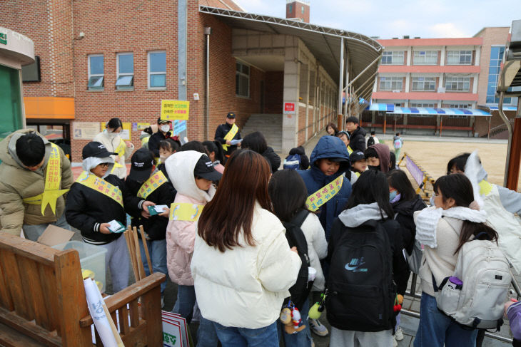 서천소방서가 서천초에서 화재예방 캠페인을 펼치고 있다