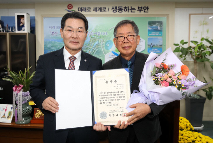 4년만에 故 이만석 대위 유족에게 무공훈장 전수