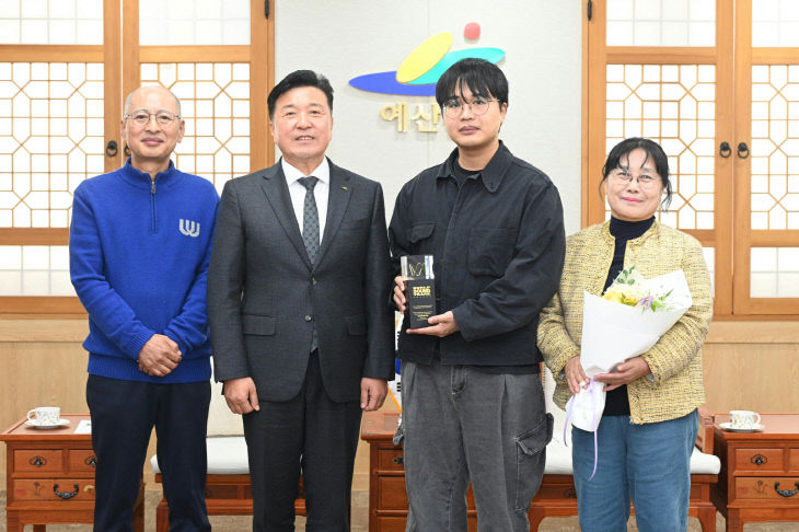 8.김봉섭 작곡가 수상 기념촬영(왼쪽에서 세번째)