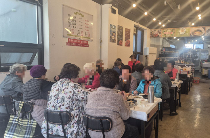성거읍(더덕솥뚜껑삼겹살 독거어르신 식사 나눔)