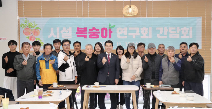 권익현 부안군수, 시설복숭아연구회 현장 간담회 개최1