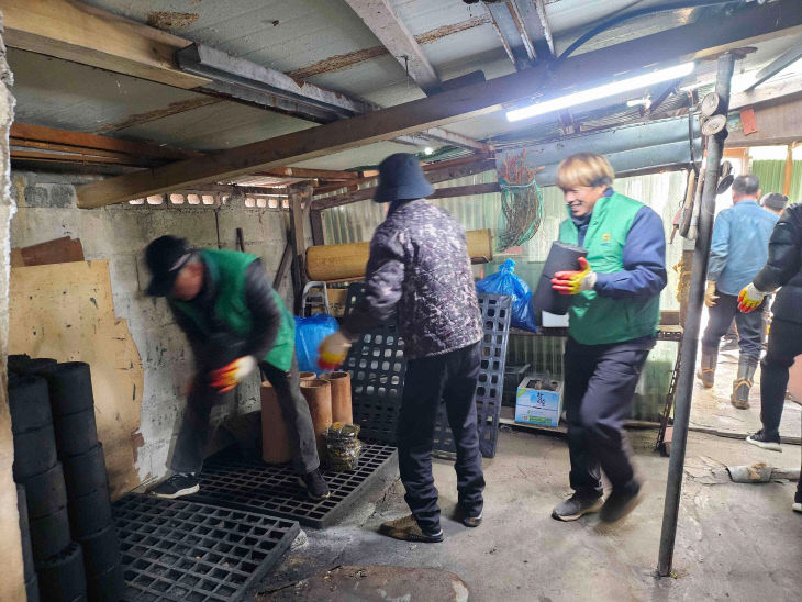 청산면 새마을지도자회, 동절기 사랑의 연탄 나눔 (2)